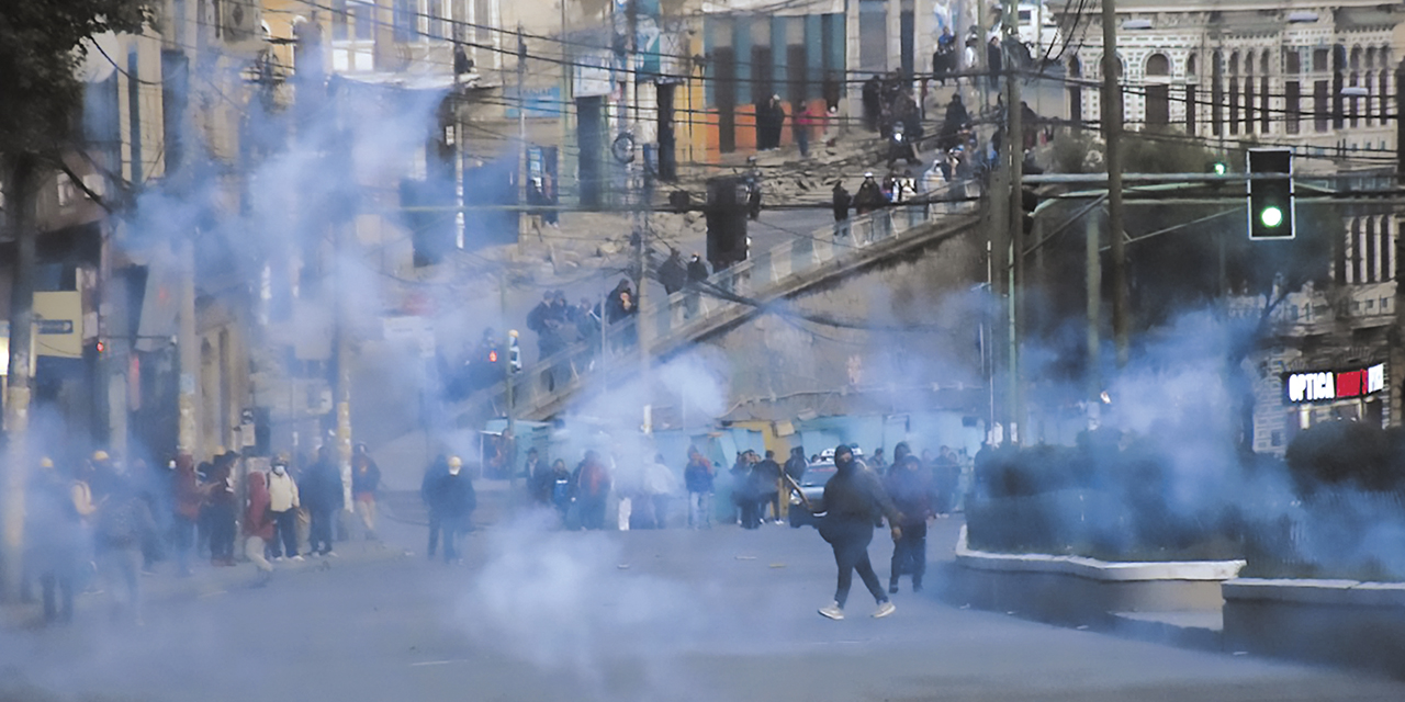 Violencia en La Paz. Grupos de choque “evistas” provocaron destrozos en la avenida Montes, lo que obligó a efectivos policiales a recurrir a gases lacrimógenos. 