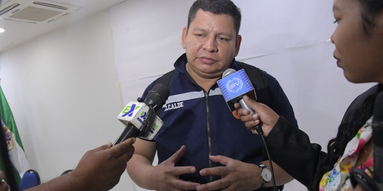 El alcalde de San Miguel de Velasco, Pedro Damián Dorado, en contacto con la prensa, este viernes. Foto: Josué Cortés.