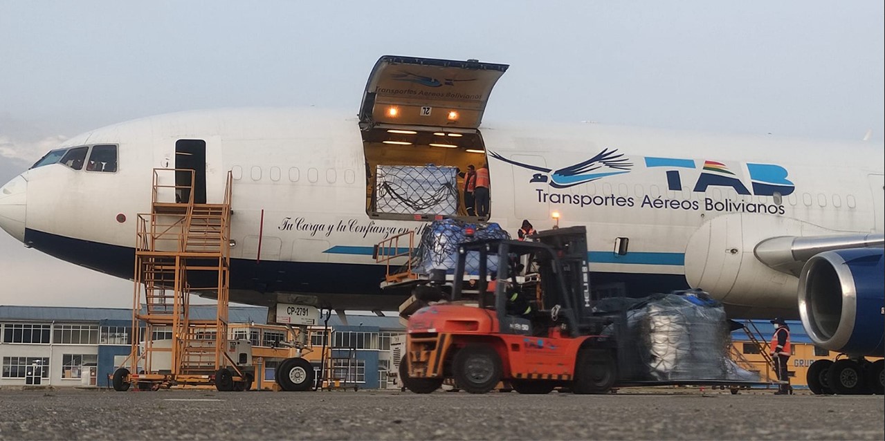Aeronave de Boliviana de Avión con la carga de alimentos. Foto Presidencia.