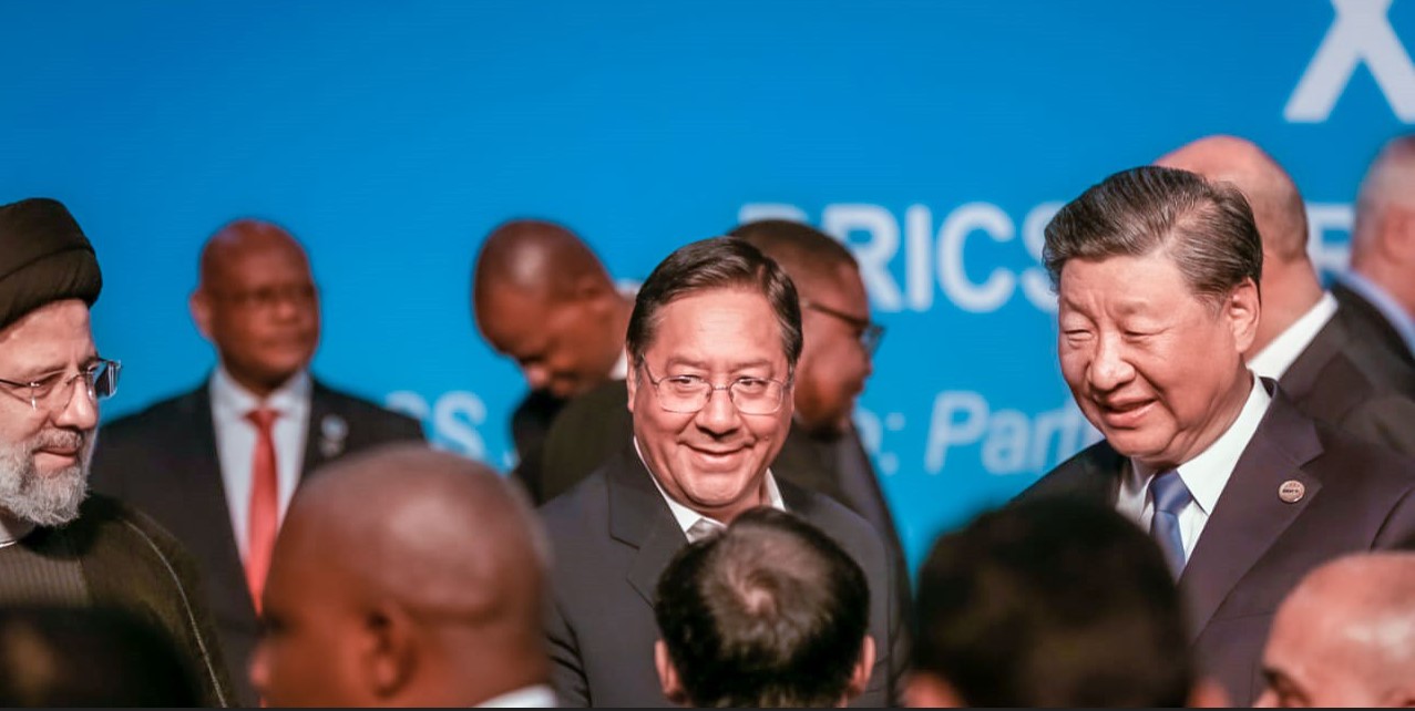 El presidente Luis Arce junto a su homólogo chino Xi Jinping en la cumbre de los BRICS en Sudáfrica. Foto archivo Presidencia 