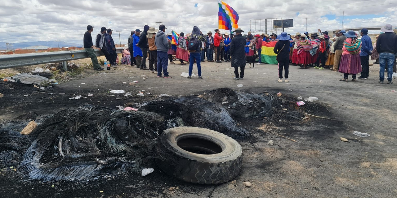 Bloqueo en una ruta en Cochabamba.