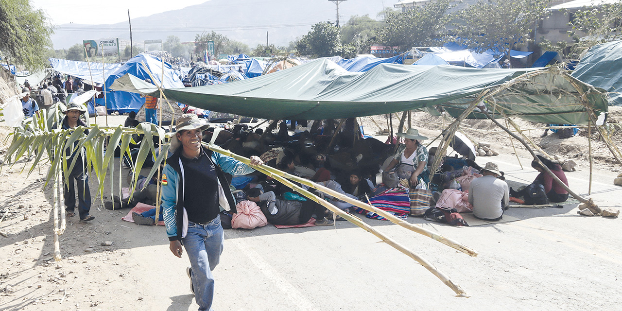 Productores de frutas y verduras pernoctan en carpas en un punto de bloqueo en Cochabamba. | Fotos: APG
