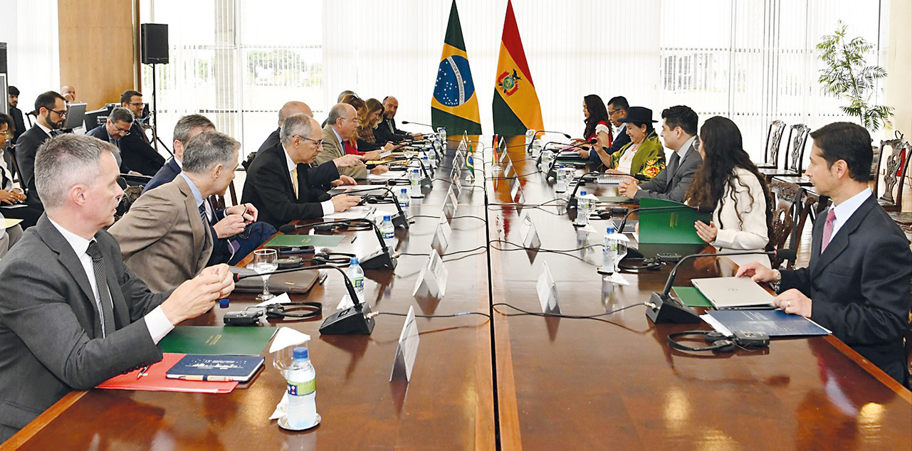 Delegaciones de Brasil y Bolivia reunidas en el Palacio de Itamaraty. Foto: Cancillería