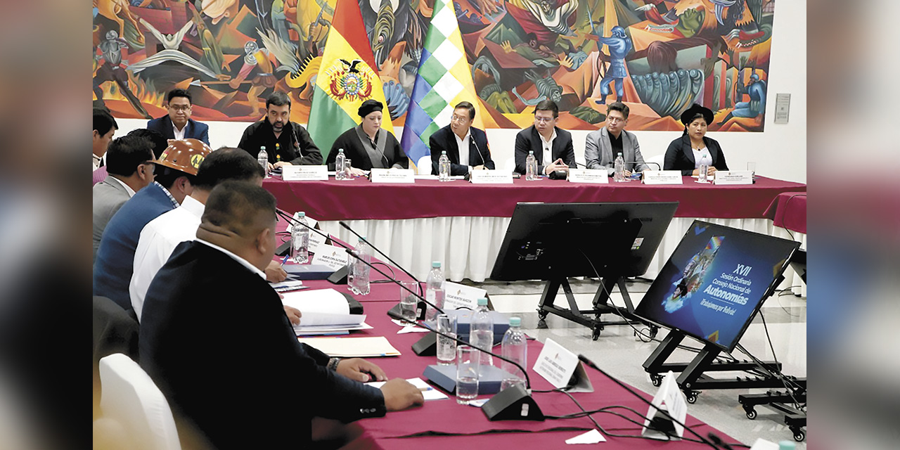 El presidente Luis Arce y ministros reunidos con autoridades del Consejo Nacional de Autonomías en la Casa Grande del Pueblo.  | Foto: Jorge Mamani