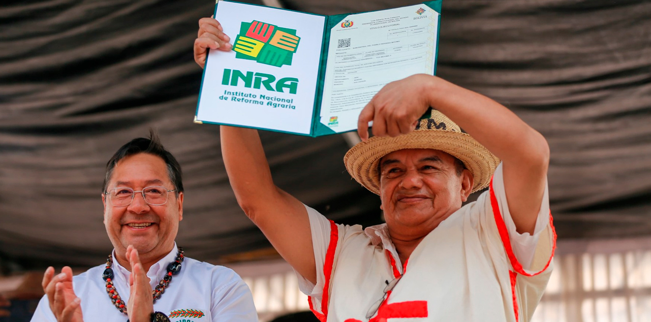 El presidente Luis Arce en el acto por los 42 años de la Cidob, donde, además, entregó 101 títulos agrarios a 16 pueblos indígenas. Foto: Facebook Lucho Arce