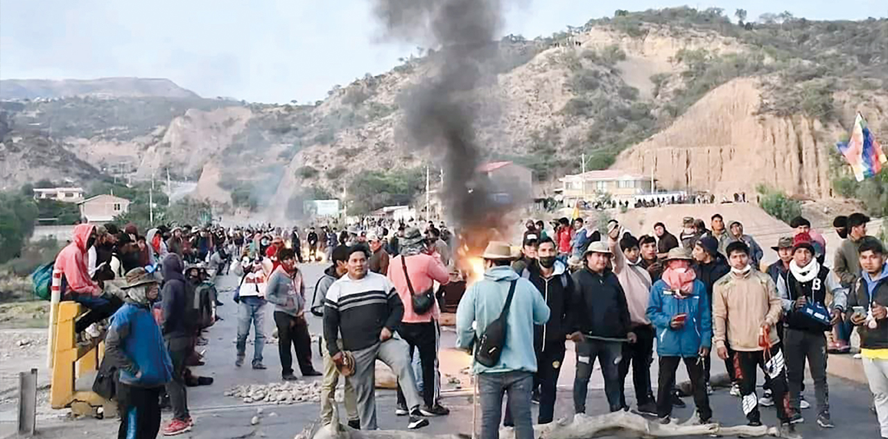 Bloqueadores en una vía de Cochabamba. Foto: RRSS
