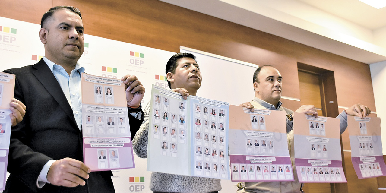 Vocales del TSE muestran las papeletas de sufragio. | Foto: Archivo.