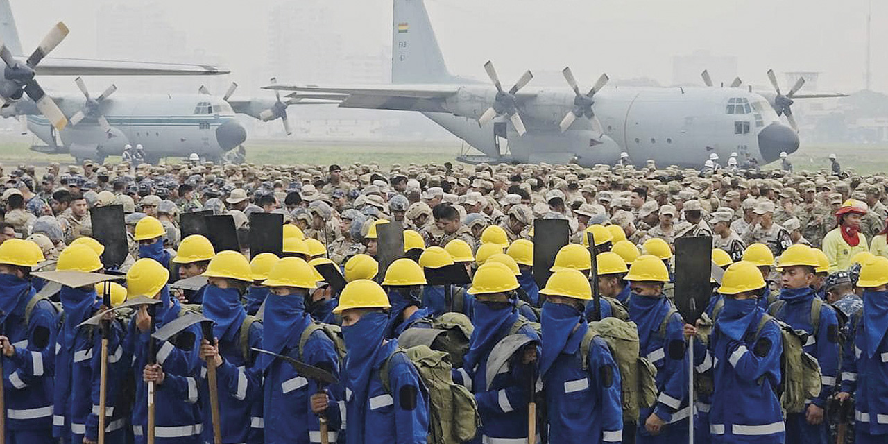 Bomberos forestales con los aviones Hércules en El Trompillo.