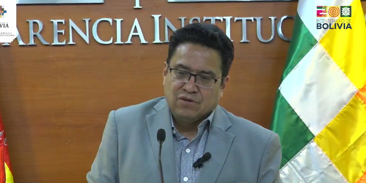 El ministro de Justicia, César Siles, en conferencia de prensa