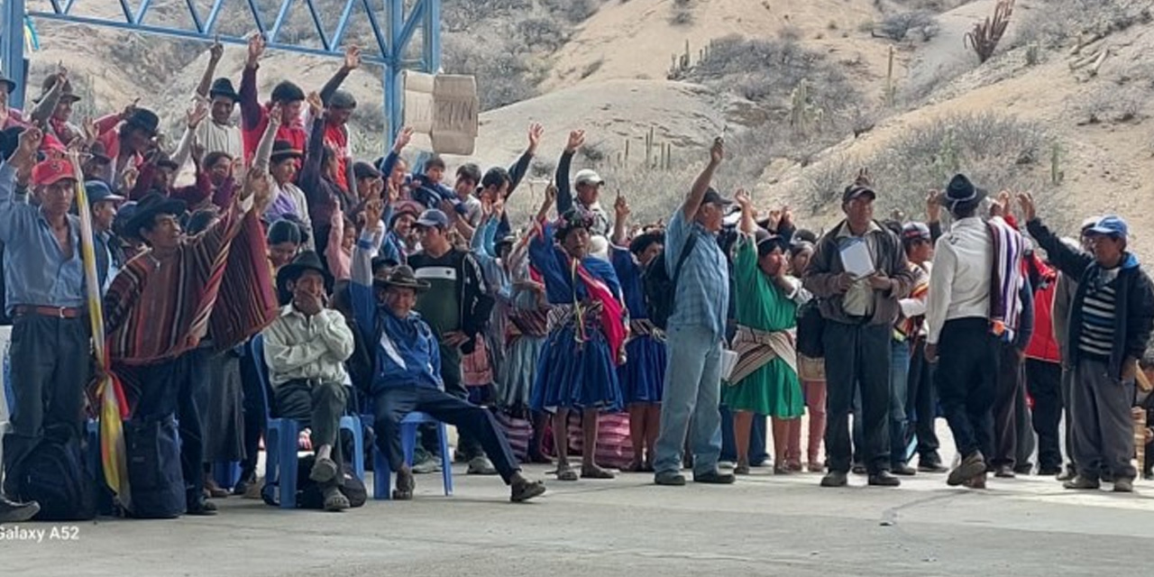 Parte de los habitantes del Territorio Indígena Originario Campesino (TIOC) de los Ayllus de Totora I, Potosí. Foto: Fuente Directa