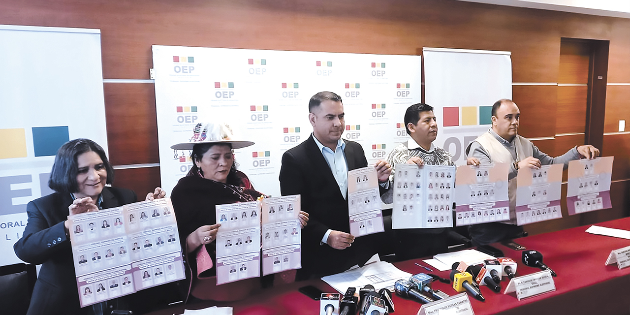 Vocales del TSE muestran las boletas de sufragio. | Foto: TSE