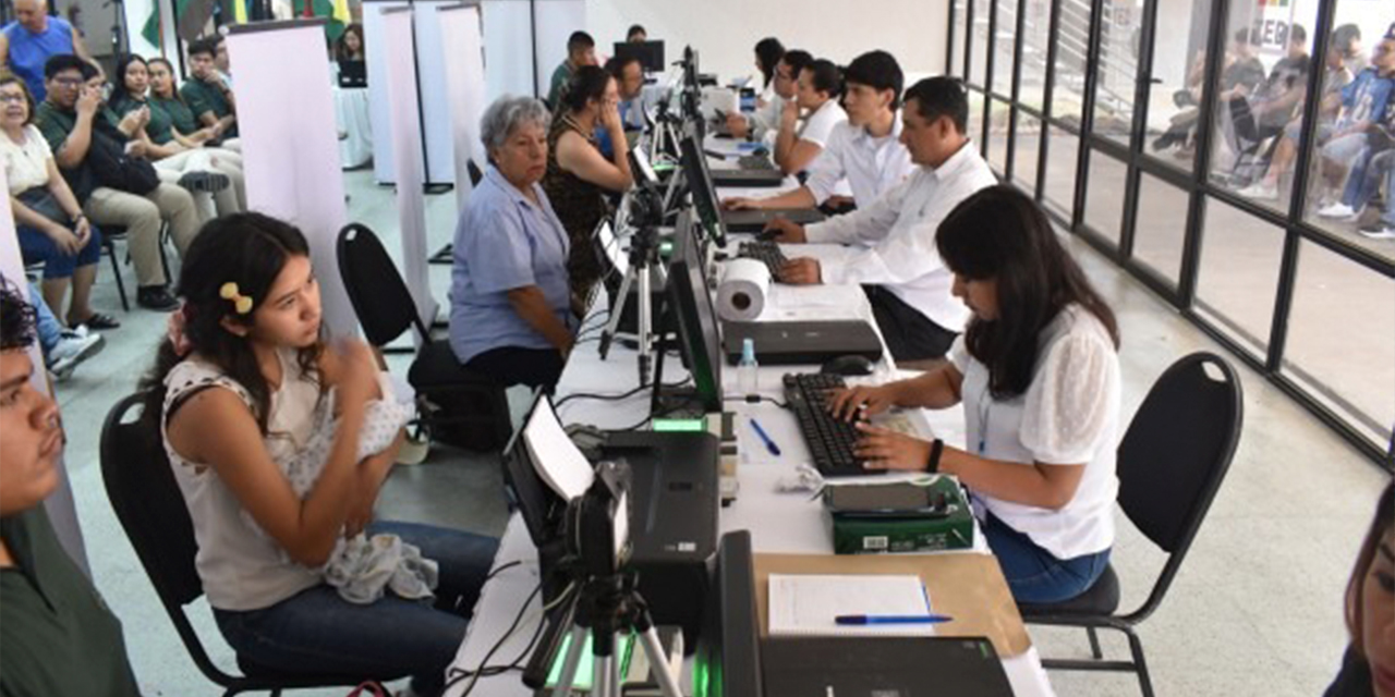 Ciudadanos se inscriben en el Padrón Electoral. Foto: TSE