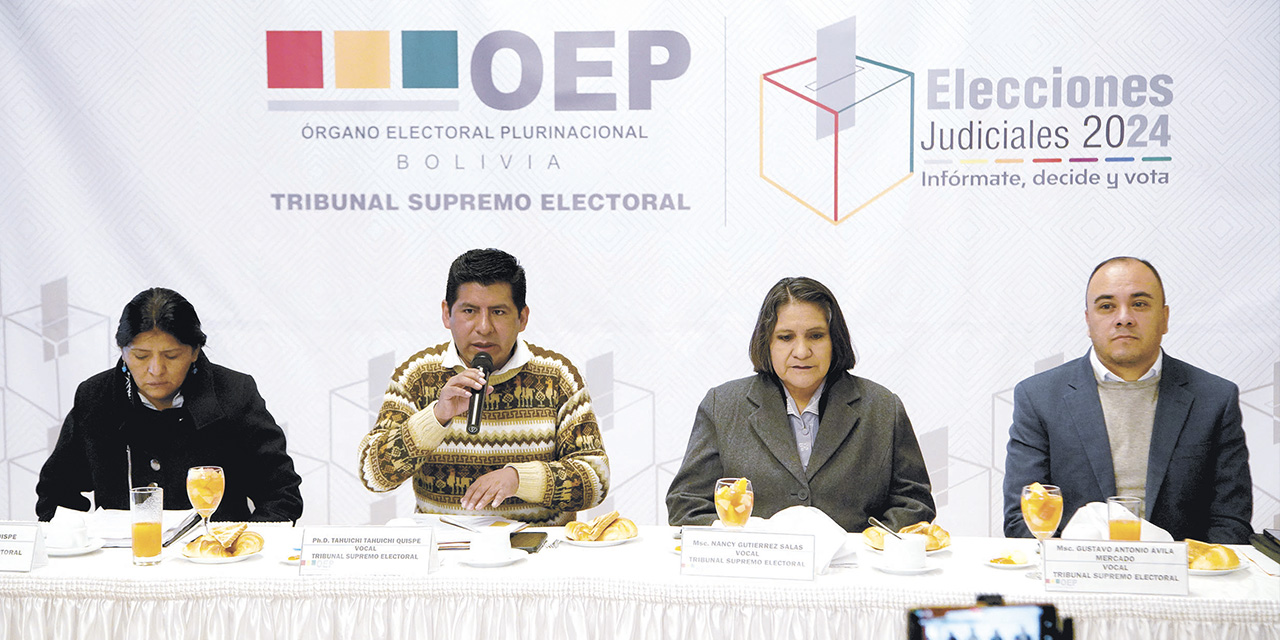 Vocales del TSE en conferencia en La Paz. | Foto: Jorge Mamani