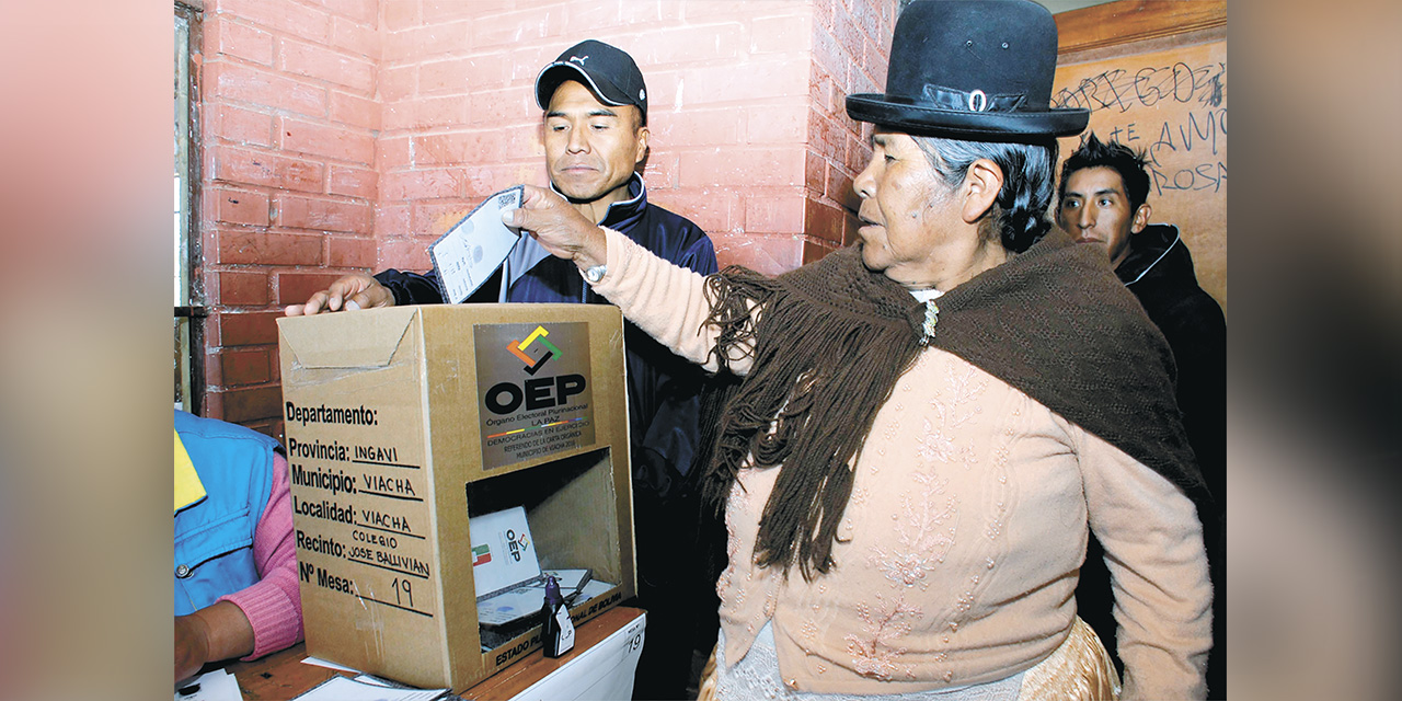 Una mujer emite su voto en un ánfora. | Foto: Archivo.
