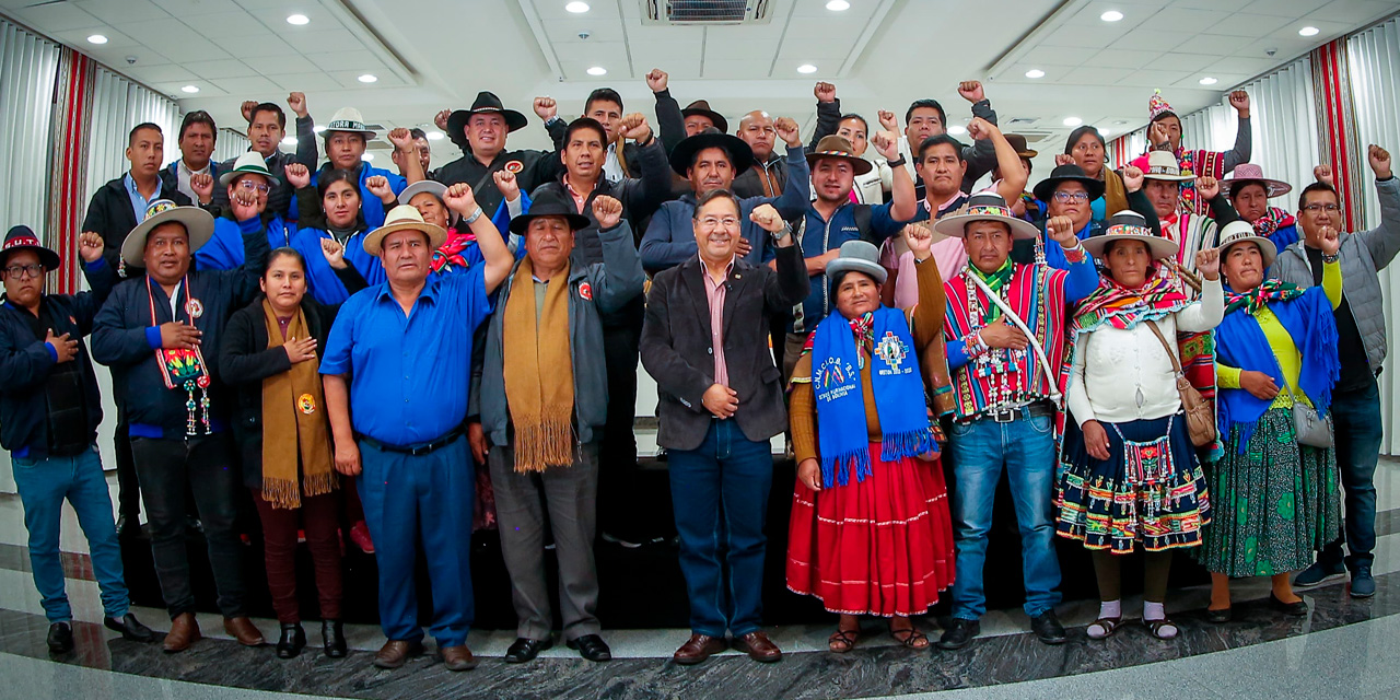 El presidente Luis Arce junto a los dirigentes del Pacto de Unidad. Foto: Comunicación Presidencial