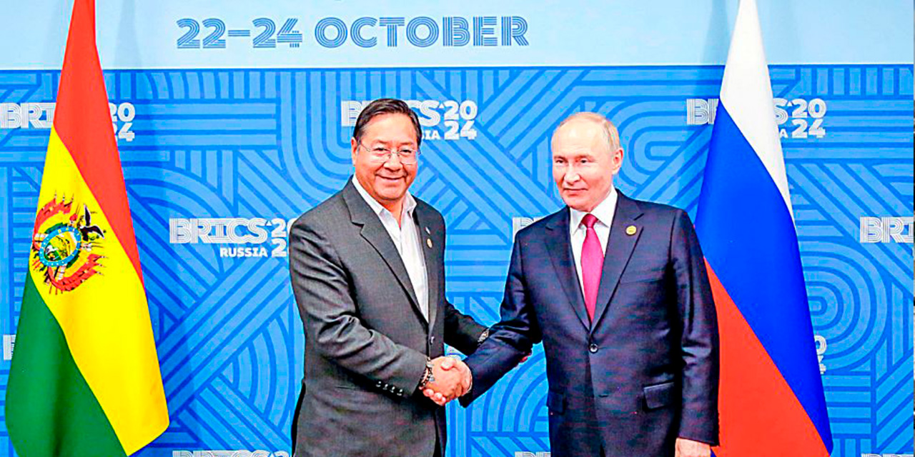 El presidente Luis Arce junto a su homólogo Vladímir Putin en la cumbre de Kazán. Foto:  Presidencia
