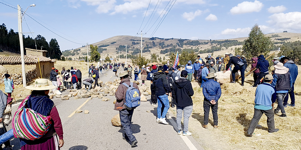 Un bloqueo del evismo en una carretera de Cochabamba.