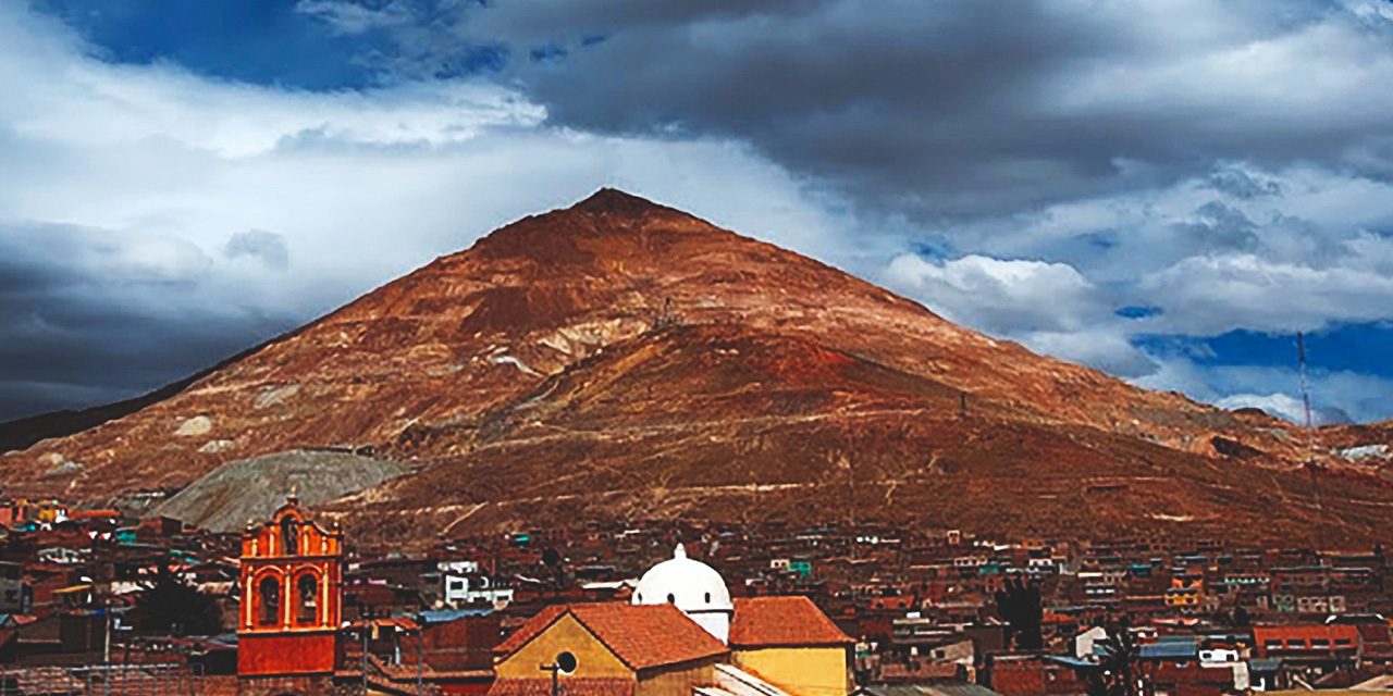 La ciudad a los pies del imponente cerro de plata.