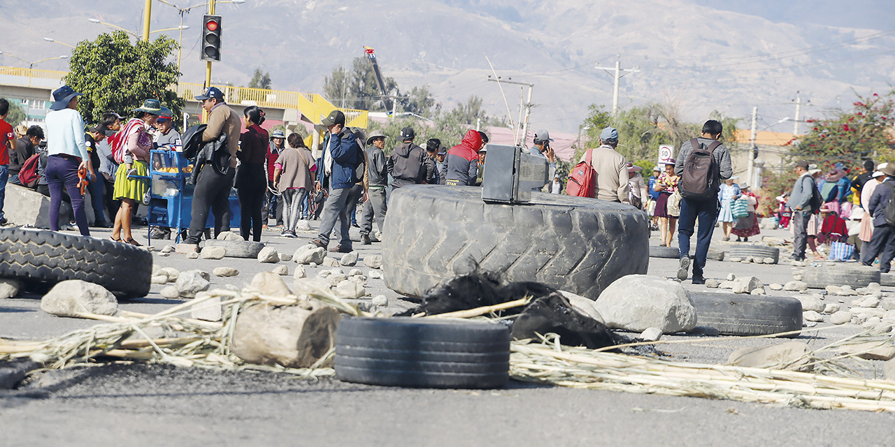 Un punto de bloqueo en Cochabamba. | Foto:  APG