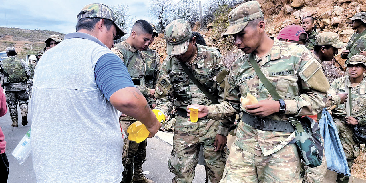 Pobladores de Aiquile invitan gaseosas a los militares que desbloquearon las vías.