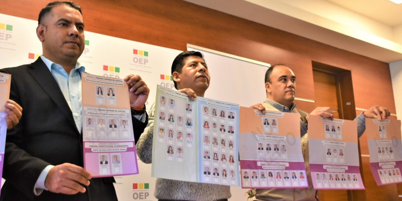 Los vocales del Tribunal Supremo Electoral (TSE) muestran las boletas de sufragio que se emplearán en las elecciones judiciales de diciembre. Foto: Archivo