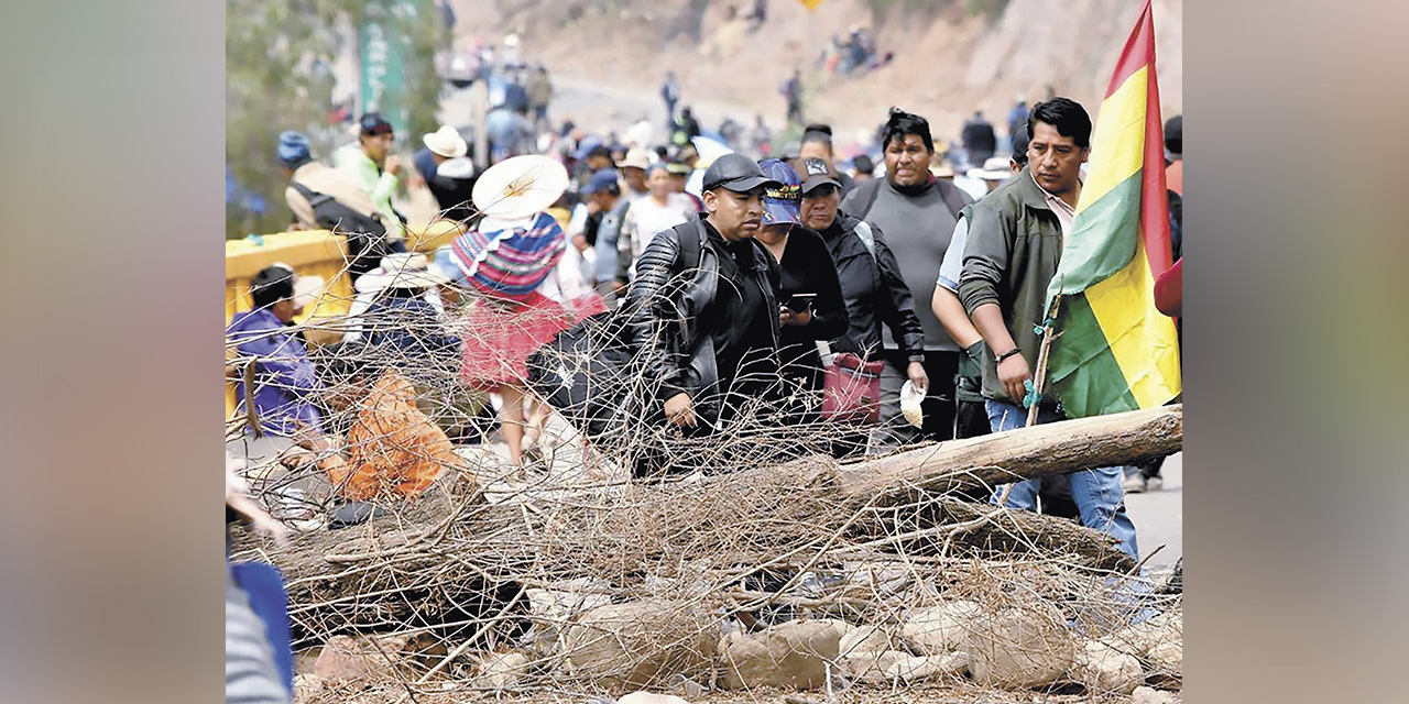 Bloqueo en una ruta en Cochabamba, alentado por los seguidores de Evo Morales. | Foto: RRSS