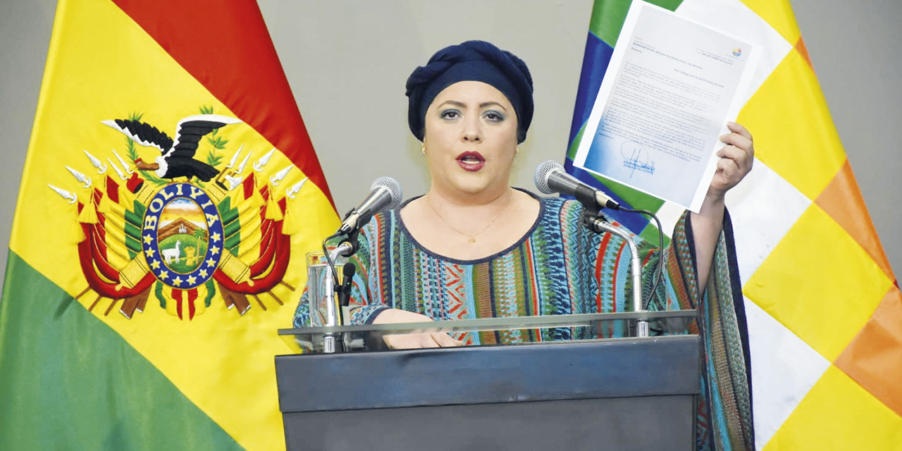 La ministra de la Presidencia, María Nela Prada, en conferencia de prensa, ayer. | Foto: APG