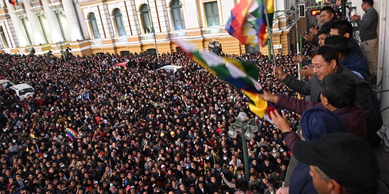 El presidente Luis Arce en el balcón del histórico Palacio Quemado ante una gran multitud. Foto: Archivo