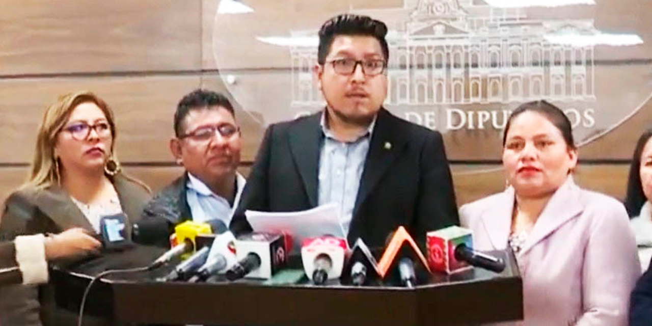 El presidente de Diputados, Omar Yujra, junto a su directiva en conferencia de prensa. Foto:  Diputados