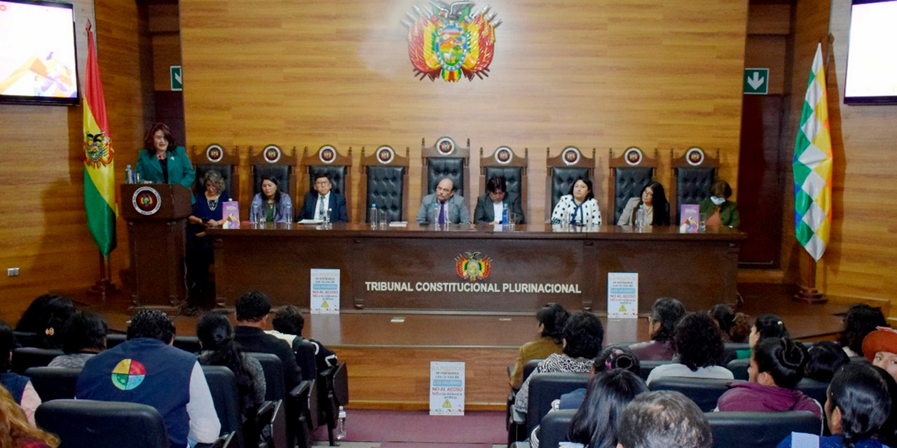 Autoridades del Tribunal Constitucional Plurinacional (TCP) durante un seminario en la ciudad de Sucre. Foto: TCP