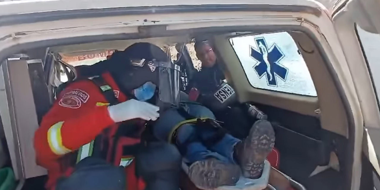 Una ambulancia auxilia al reportero gráfico Jorge Abrego.