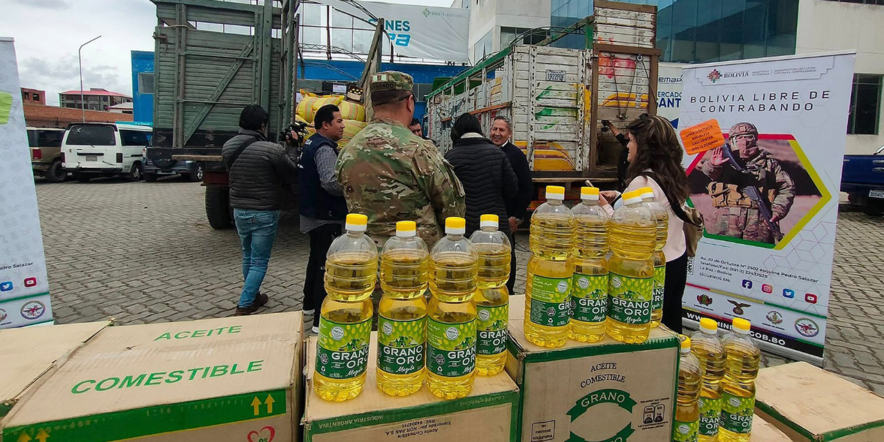 Paquetes de aceite incautado por militares a los contrabandistas. Foto: Ministerio de Defensa