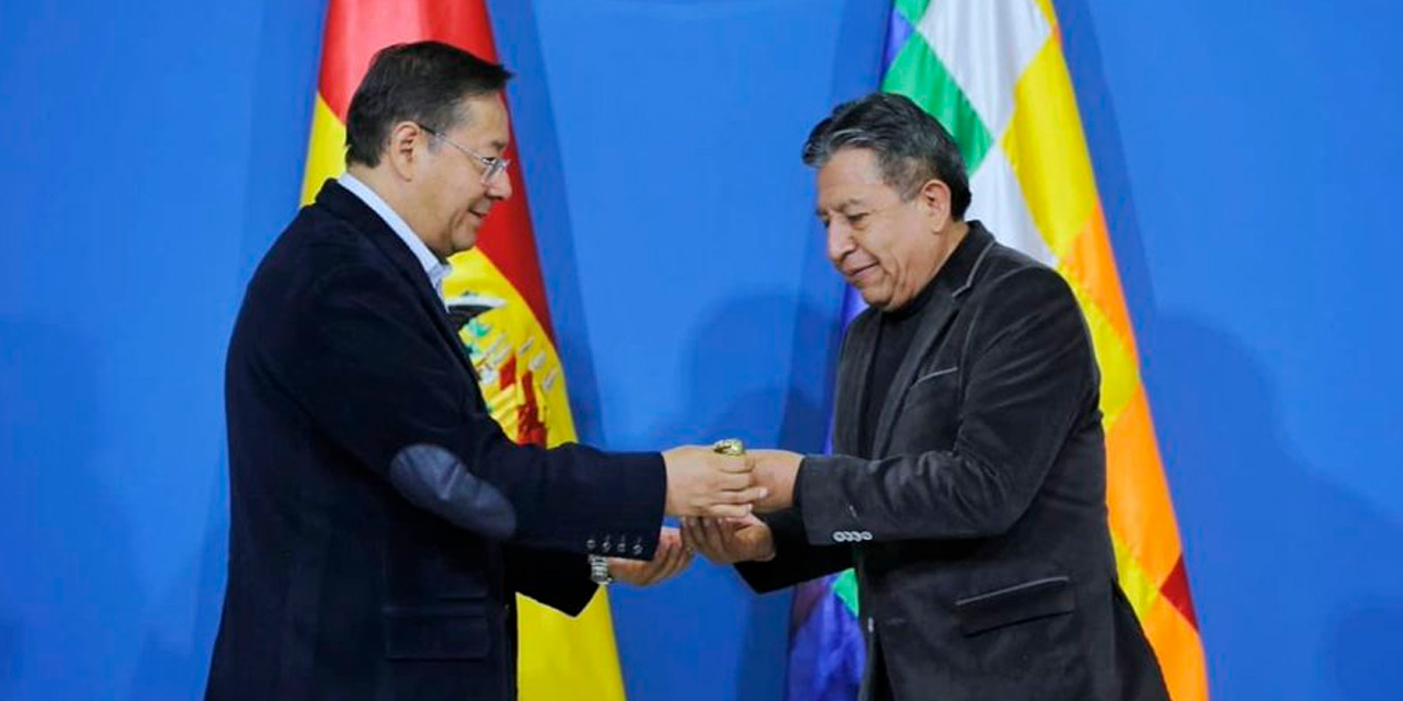 El presidente Luis Arce entrega el Bastón de Mando al vicepresidente, David Choquehuanca, antes de viajar a Uruguay. Foto: Cuenta en X de Luis Arce