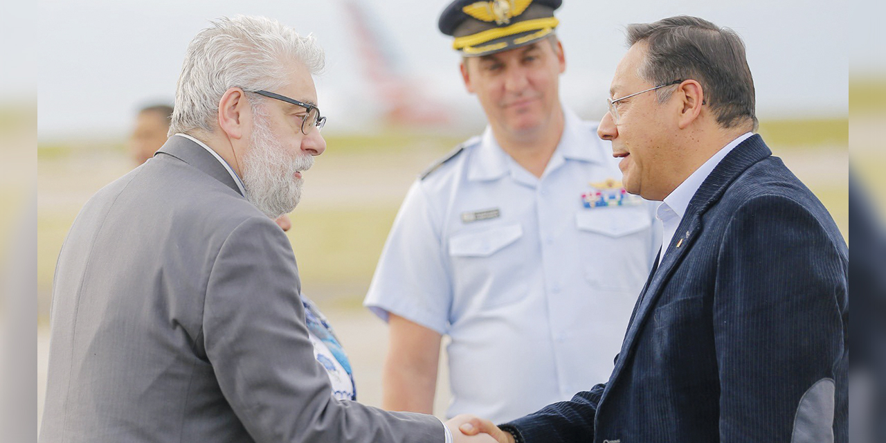 El presidente Arce a su llegada a Montevideo, Uruguay.