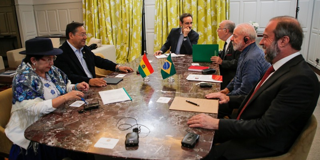 Los presidentes de Bolivia, Luis Arce, y de Brasil, Luiz Inácio Lula Da Silva, en reunión con sus respectivas delegaciones. Foto tomada de la cuenta en RRSS del presidente Luis Arce