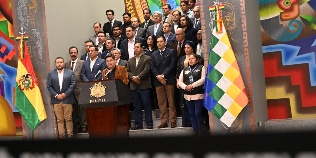 El ministro de Economía, Marcelo Montenegro, da lectura a los Acuerdos del Diálogo Nacional por la Economía y la Producción. Foto: Comunicación Presidencial