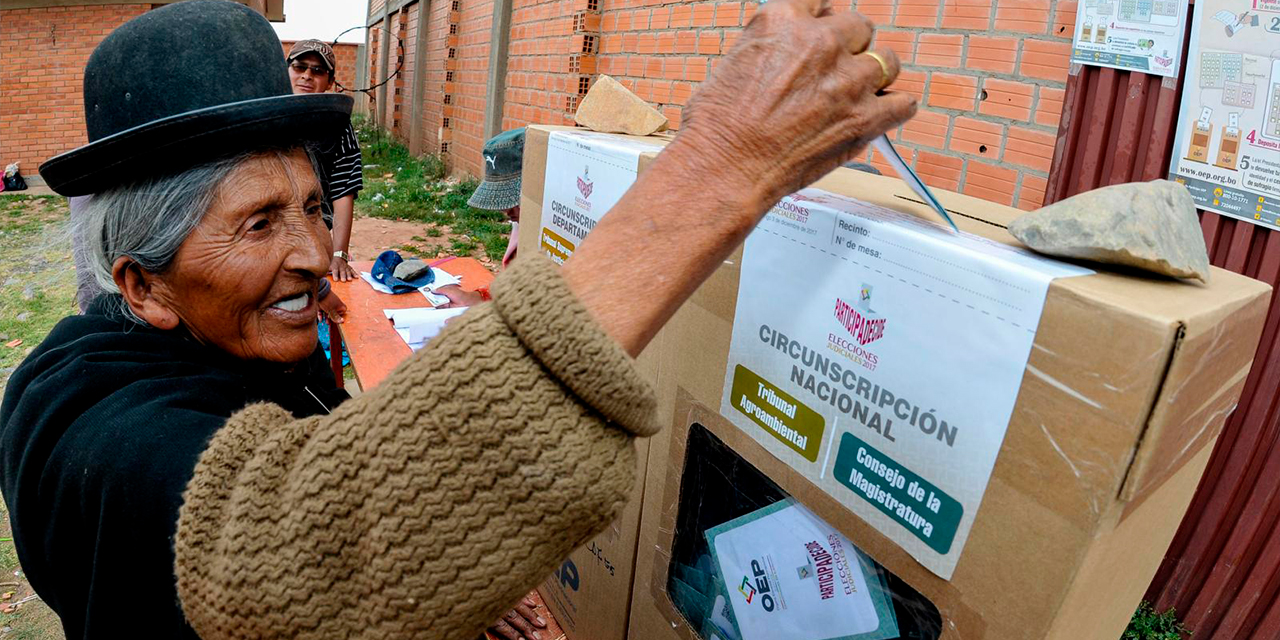 Una mujer emite su voto en las elecciones judiciales de 2017. Foto: Archivo APG
