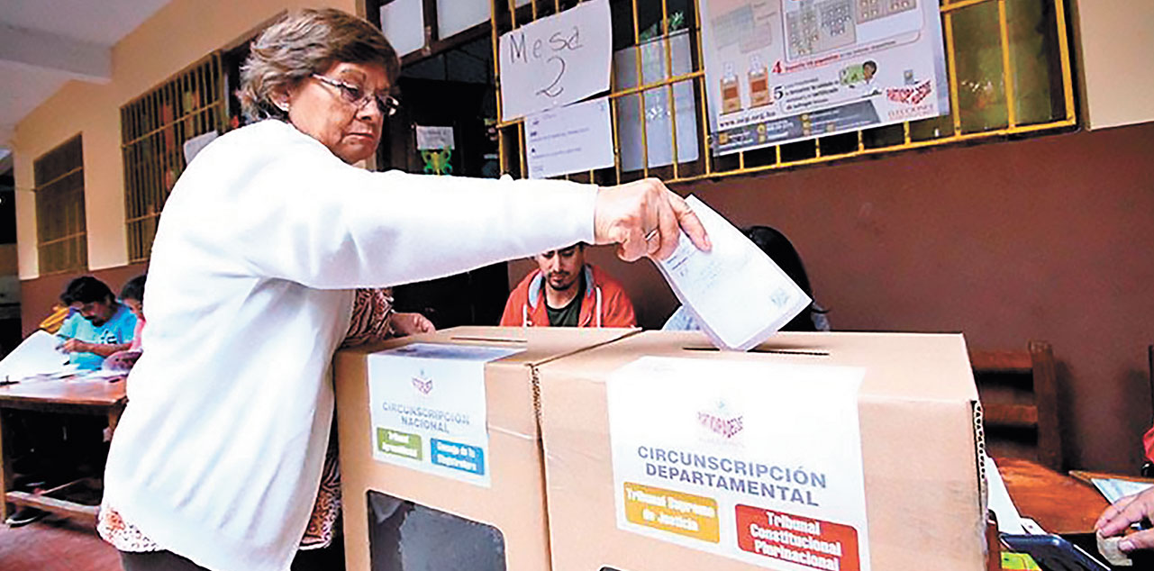 Una mujer emite su voto en una ánfora departamental en las elecciones judiciales de 2017. Foto: Archivo APG