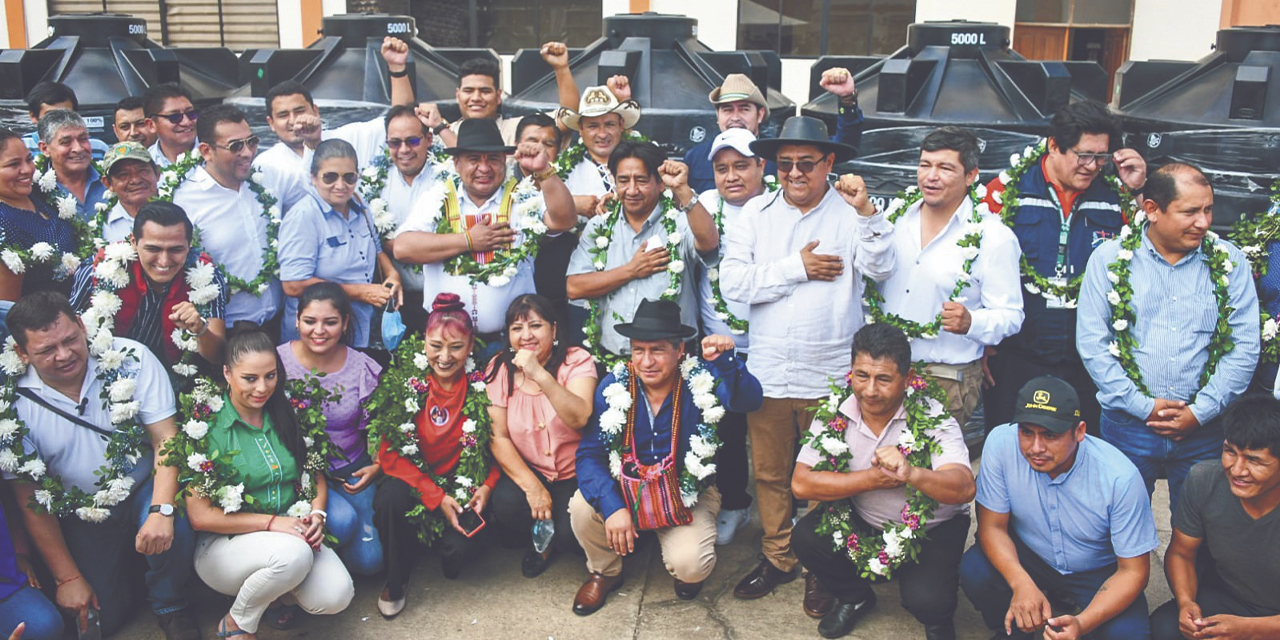 Los representantes de los municipios beneficiados. (Foto: Defensa)