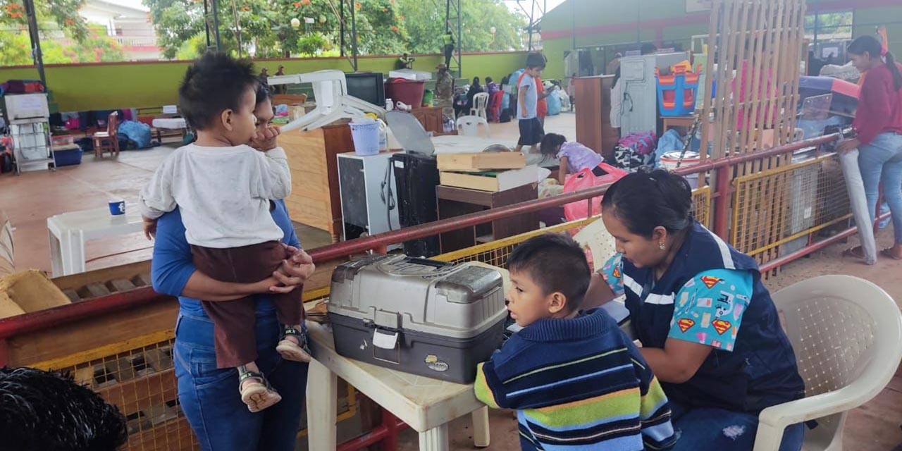 Personal de salud atiende a niños en Cobija. | Foto: RRSS