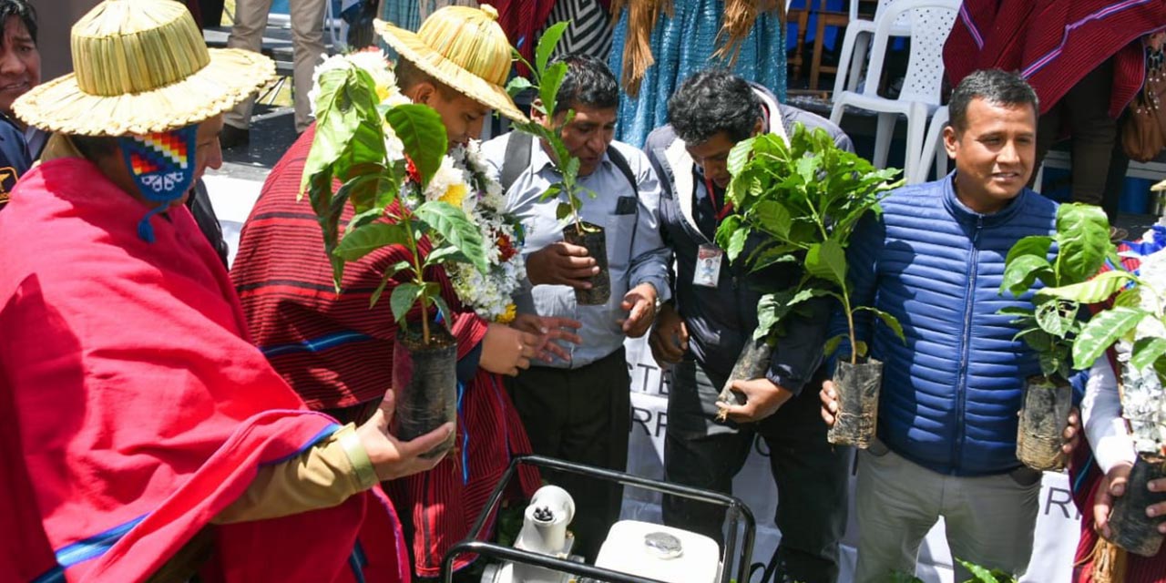La población recibió plantines, tanques de agua y otros insumos. | Foto: Defensa