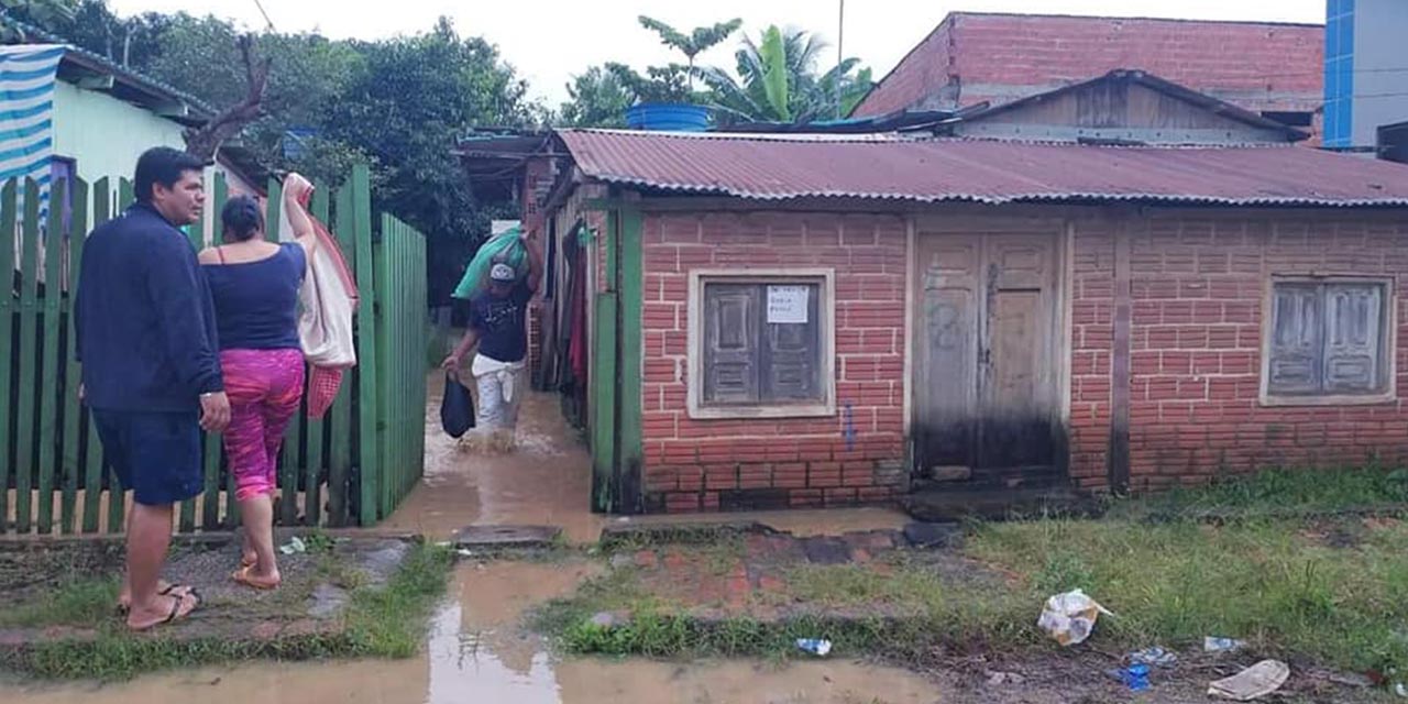 Una familia saca las pertenencias de su hogar. | Foto: Noti Riber
