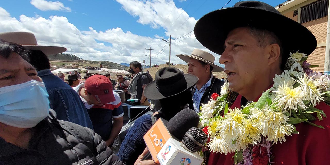 El ministro de Defensa, Edmundo Novillo, informa sobre el envío de ayuda. | Foto: Defensa