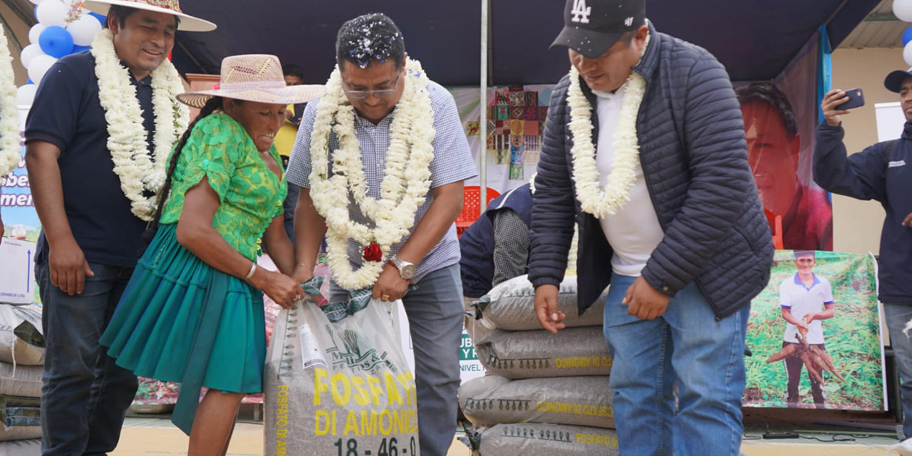 Gobierno entrega fertilizantes e insumos a productores de papa de 19 municipios de Cochabamba