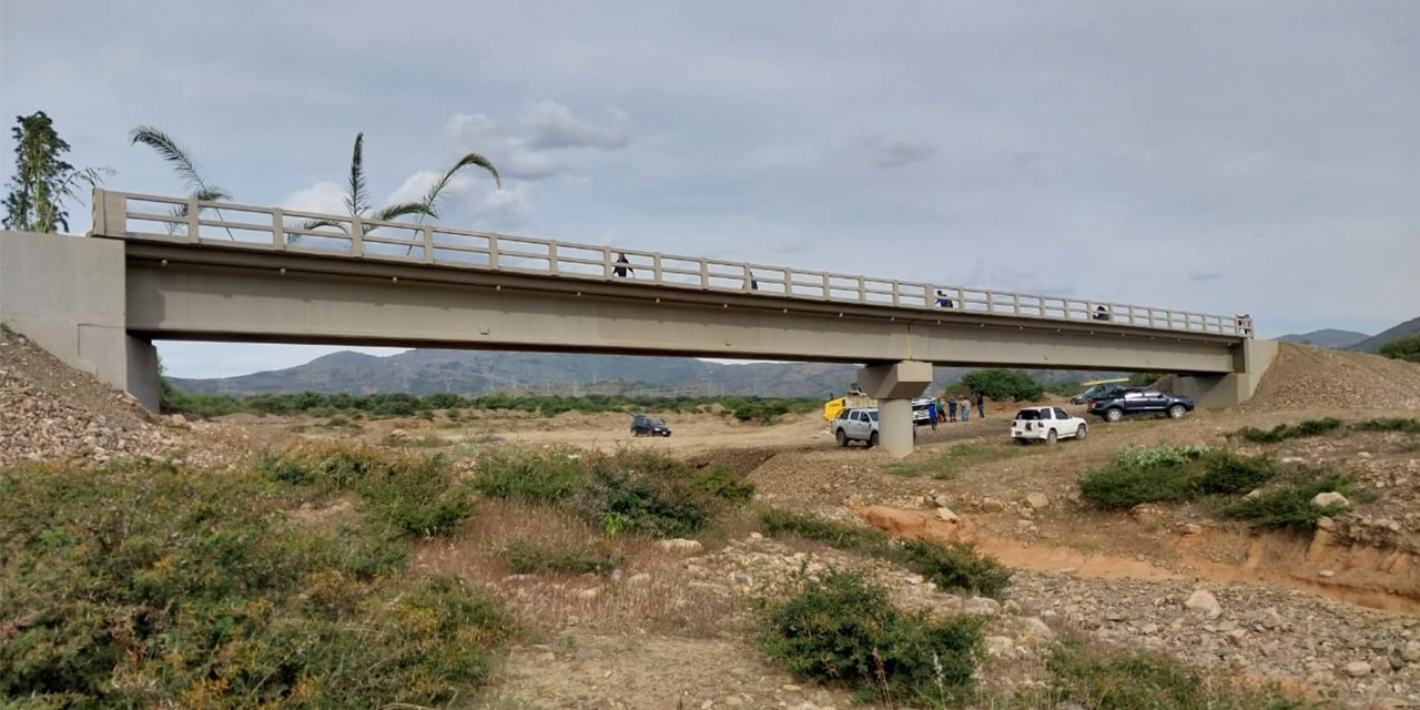 Ministro Gonzales entrega en Santivañez puente vehicular para mejorar el acceso a las zonas productivas