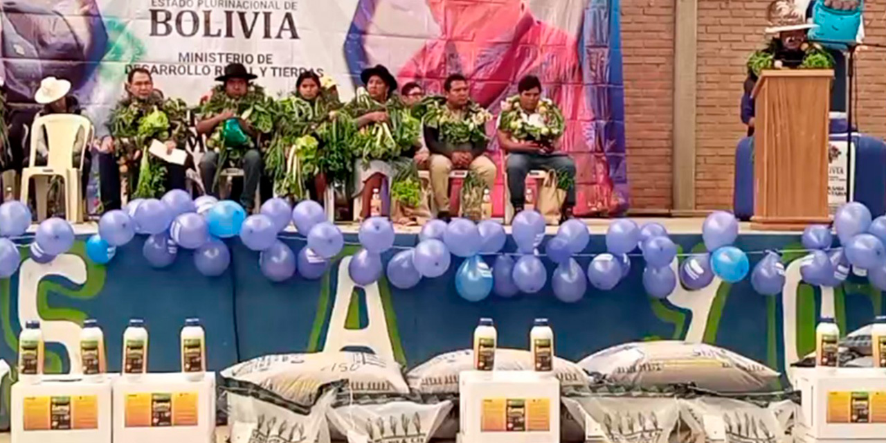 El acto central en el que se entregaron los fertilizantes e insumos. (Foto: Captura)