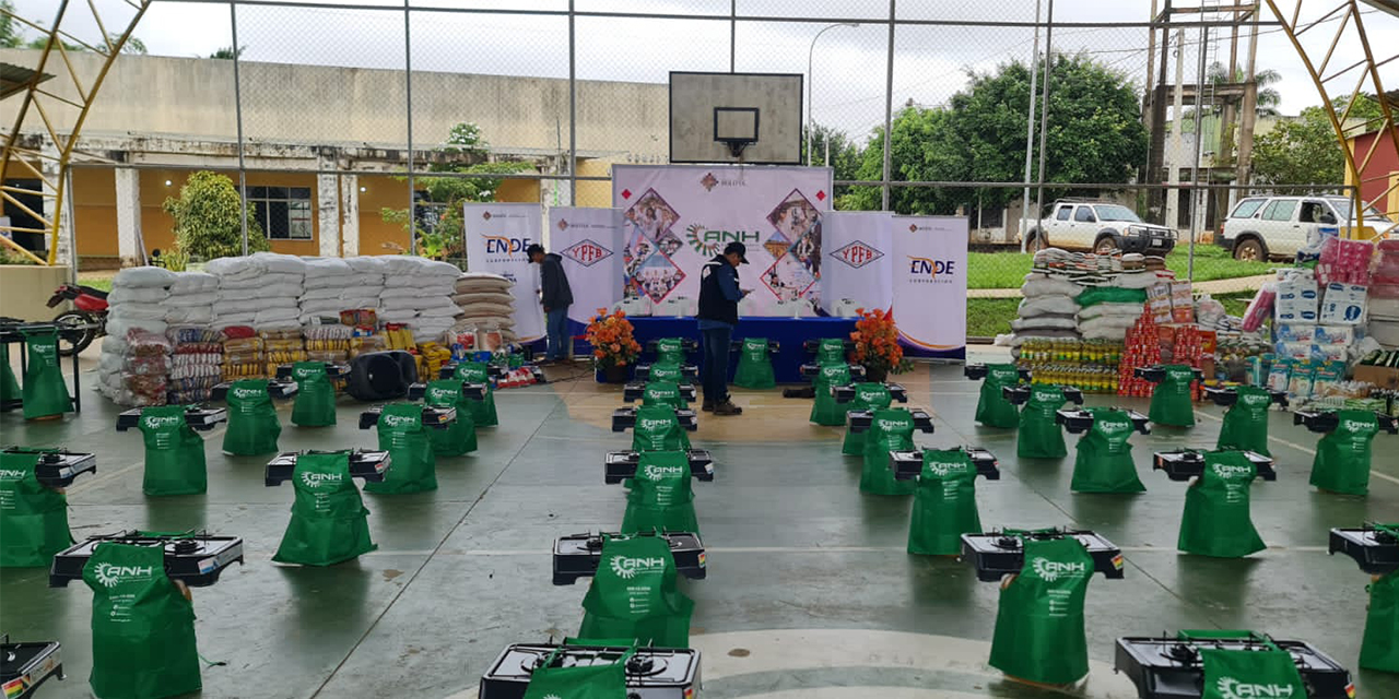 YPFB entrega 6,5 toneladas de alimentos y agua para familias pandinas damnificadas 