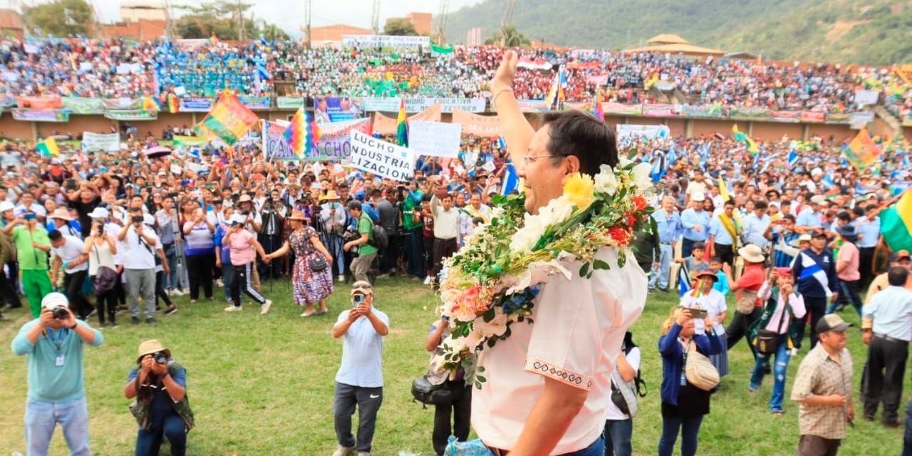 Autoridades recibidas por una masiva concentración de los habitantes de la región. (Foto: Presidencia)