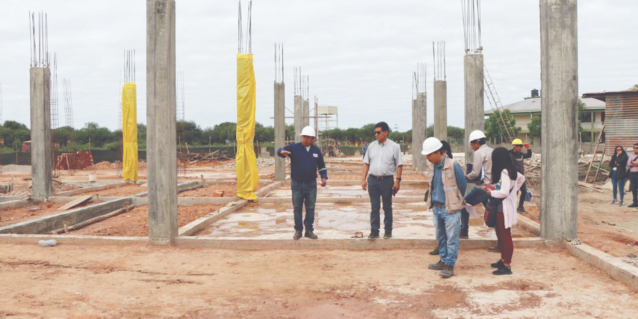El titular de Educación, Édgar Pary, y los nuevos graduados del INCOS Tarija.