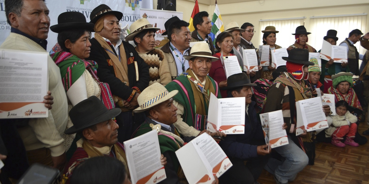 Representantes de las comunidades beneficiadas.
